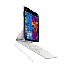 Boční pohled na iPad Air s Magic Keyboard a Apple Pencil 2