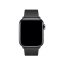 Pohled zepředu na Apple Watch s černým řemínkem a moderní přezkou