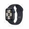 Apple Watch SE 40mm Temně inkoustový hliník s temně inkoustovým sportovním řemínkem - S/M