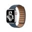 Pohled zboku na Apple Watch s Baltsky modrým koženým tahem